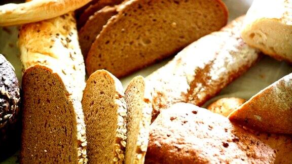 新鲜的面包和小圆面包