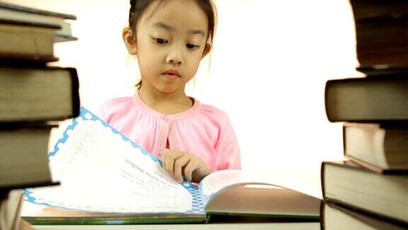 亚洲小女孩在读她的书