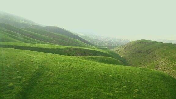 伊朗和土库曼斯坦的山脉在夏日里绿树成荫连绵起伏山伊朗夏日青山阳光天空夏天山谷