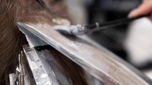 近距离看美发师在美容工作室为女性染发
