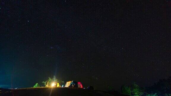 露营者在星空时间流逝视频