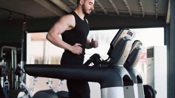 年轻的肌肉男在健身房锻炼