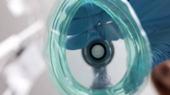戴医用手套的医生给病人戴氧气面罩