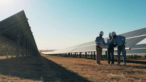 太阳能三位太阳能专家在太阳能园区进行讨论