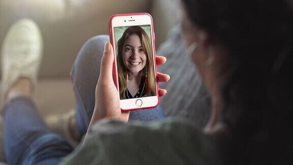 年轻女子用智能手机进行视频通话