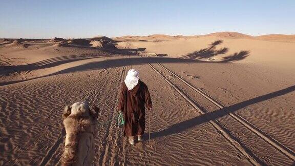 在撒哈拉沙漠的骆驼列车上导游带领游客