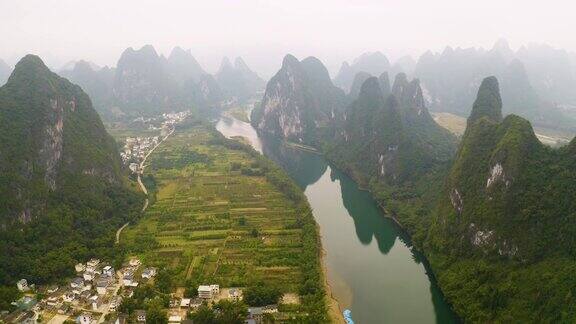 航拍中国漓江沿岸惊人的岩层