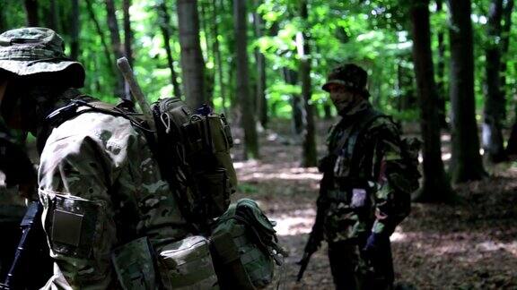 游击战士班长在森林的灌木丛中指导他的战士