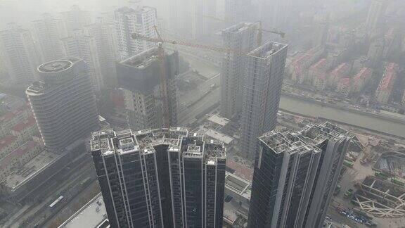 建筑工地出现重度雾霾空气污染市区建筑出现雾霾