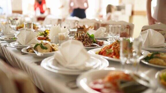 在公司的圣诞生日聚会或婚礼庆典上精美的宴会桌配有不同的小吃和开胃菜白色室内装饰餐饮
