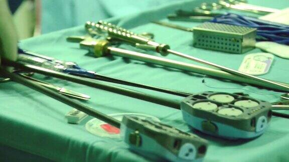 手术台上的手术机器人工具达芬奇工具