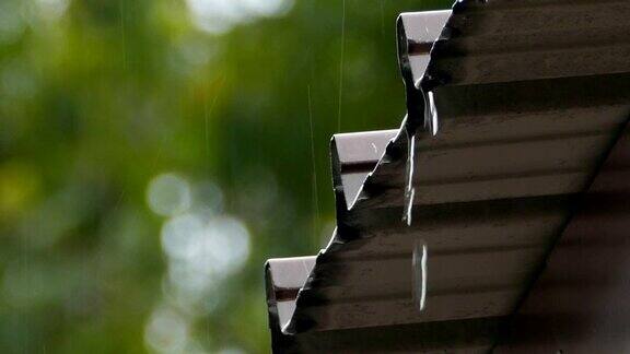 雨水落在铝屋顶上