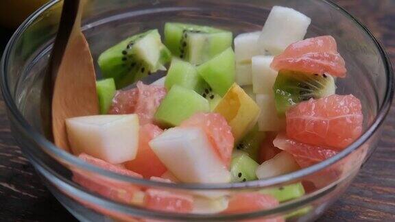 准备新鲜水果沙拉配柚子梨和猕猴桃