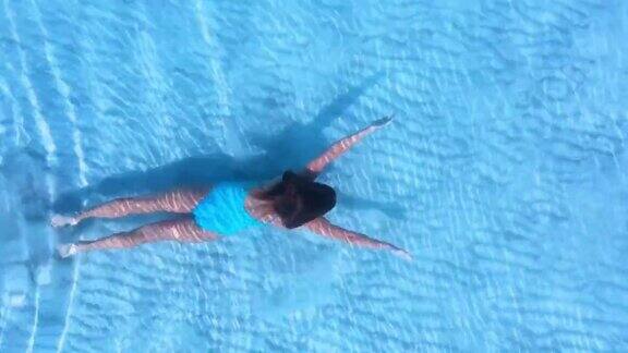 天线一个小女孩在水下游泳清澈的水缓慢的运动
