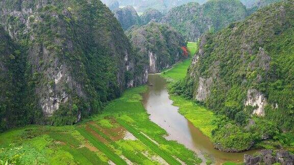 WSZO以旅游闻名的TamCoc山谷的稻田和“Ngo洞”河宁平越南;