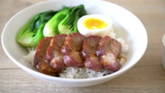 烤红猪肉配米饭