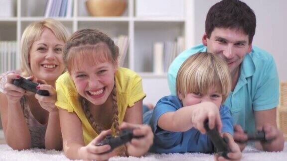 家庭玩电子游戏