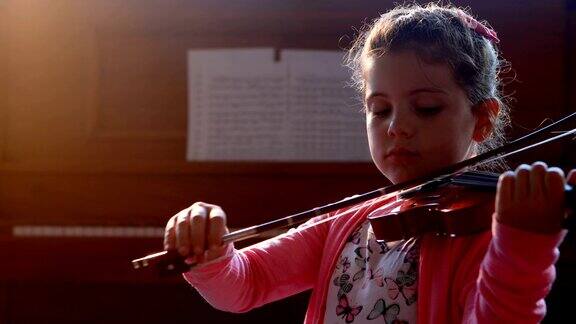 在音乐课上拉小提琴的女生