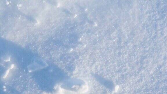 脚在雪地里走着游客在雪地上徒步冬雪之旅慢动作视频
