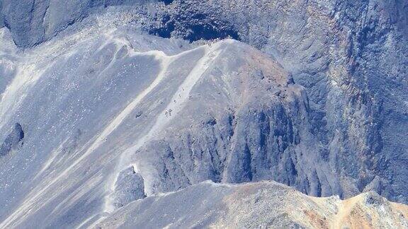 爬上成层火山的顶峰