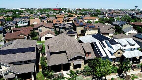 米勒新发展郊区与吨屋顶太阳能电池板在东奥斯汀德克萨斯州-鸟瞰图-侧潘横跨社区为气候变化准备