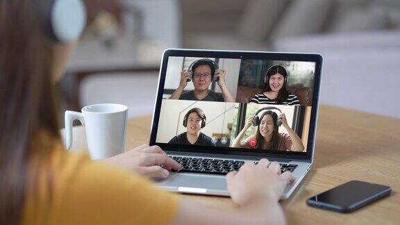 妇女在视频会议和在线会议与团队在家工作
