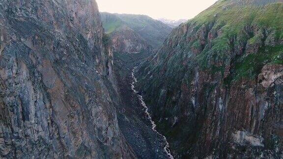 河流在长满植物的陡峭悬崖之间的峡谷中蜿蜒前行