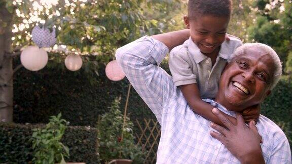 小黑人男孩和爷爷在花园里玩特写