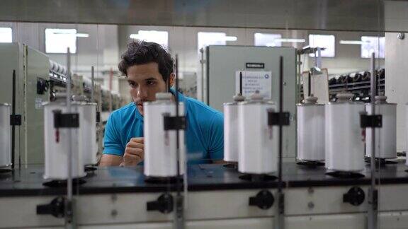 在橡胶带生产线上计数的拉丁美洲年轻工人