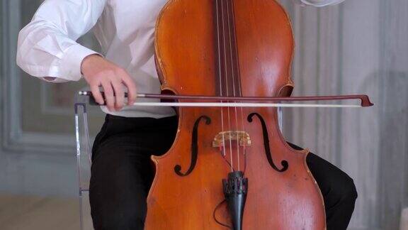 一位男性音乐家演奏大提琴全景