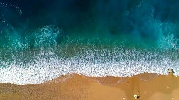 鸟瞰清澈的绿松石大海和波浪