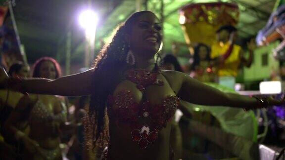 人们庆祝和跳舞巴西狂欢节