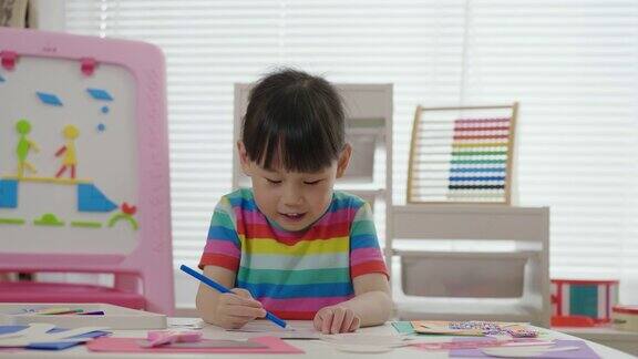 年轻女孩手工制作纸工艺品供家庭教育