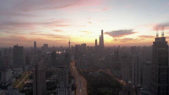 俯瞰中国上海摩天大楼和高架道路