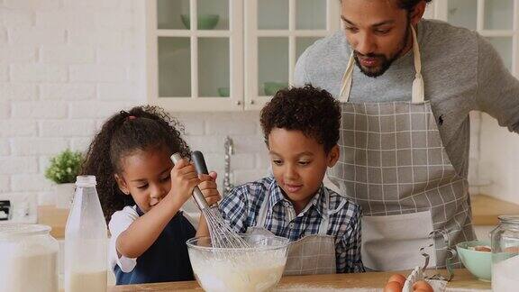 非洲爸爸和孩子一起在厨房做饭