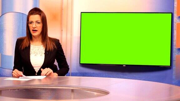 年轻女性电视主持人绿幕背景