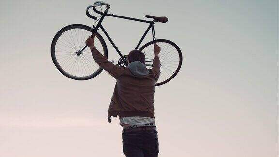 男子骑着自行车欢呼