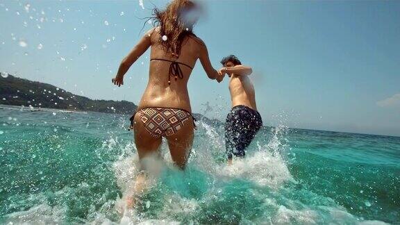 HD超级慢动作:年轻夫妇在海中戏水