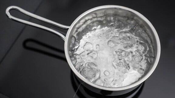 水在小平底锅中煮沸