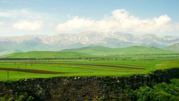 亚美尼亚的峡谷、峡谷、溪流和山脉的景观时间流逝