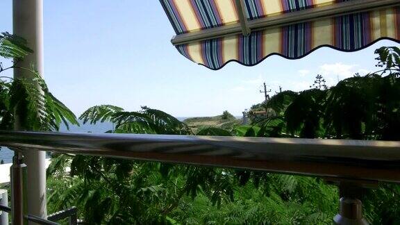 夏日海滩酒店的遮阳阳台条纹遮阳带海景