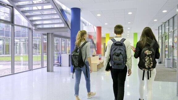 学生们穿过学校走廊
