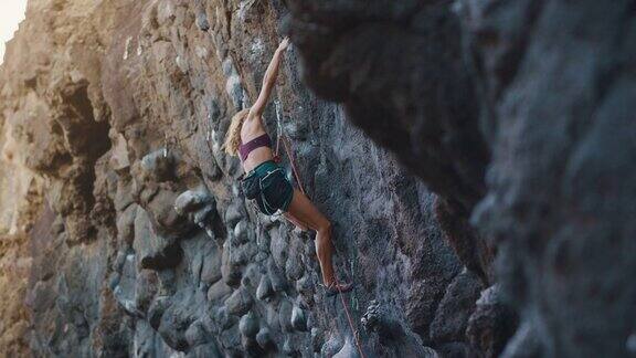 健身女性攀岩