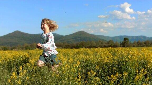 HD超级慢动作:小女孩在草地上奔跑