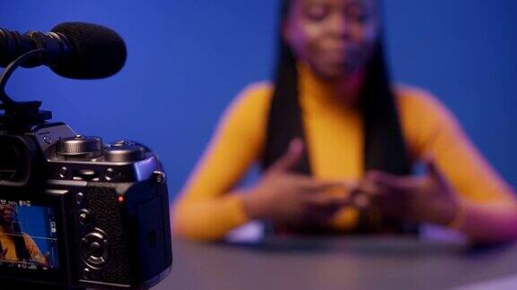 年轻的非洲部落客打开相机要求按下大拇指键