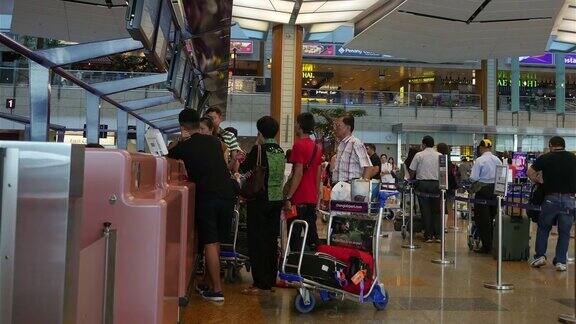 樟宜机场的旅客登记柜台大厅拥挤不堪