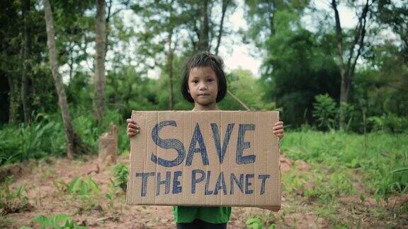 孩子举着“拯救地球”的标语