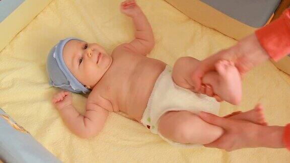 婴儿床里裹着尿布的小婴儿