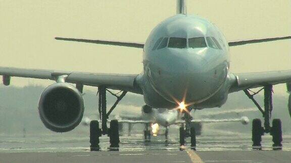 空客A320飞机出租车比奇1900通过