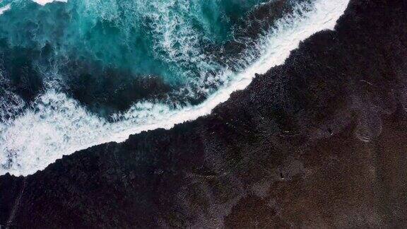 海浪拍打着巴厘岛的海岸线